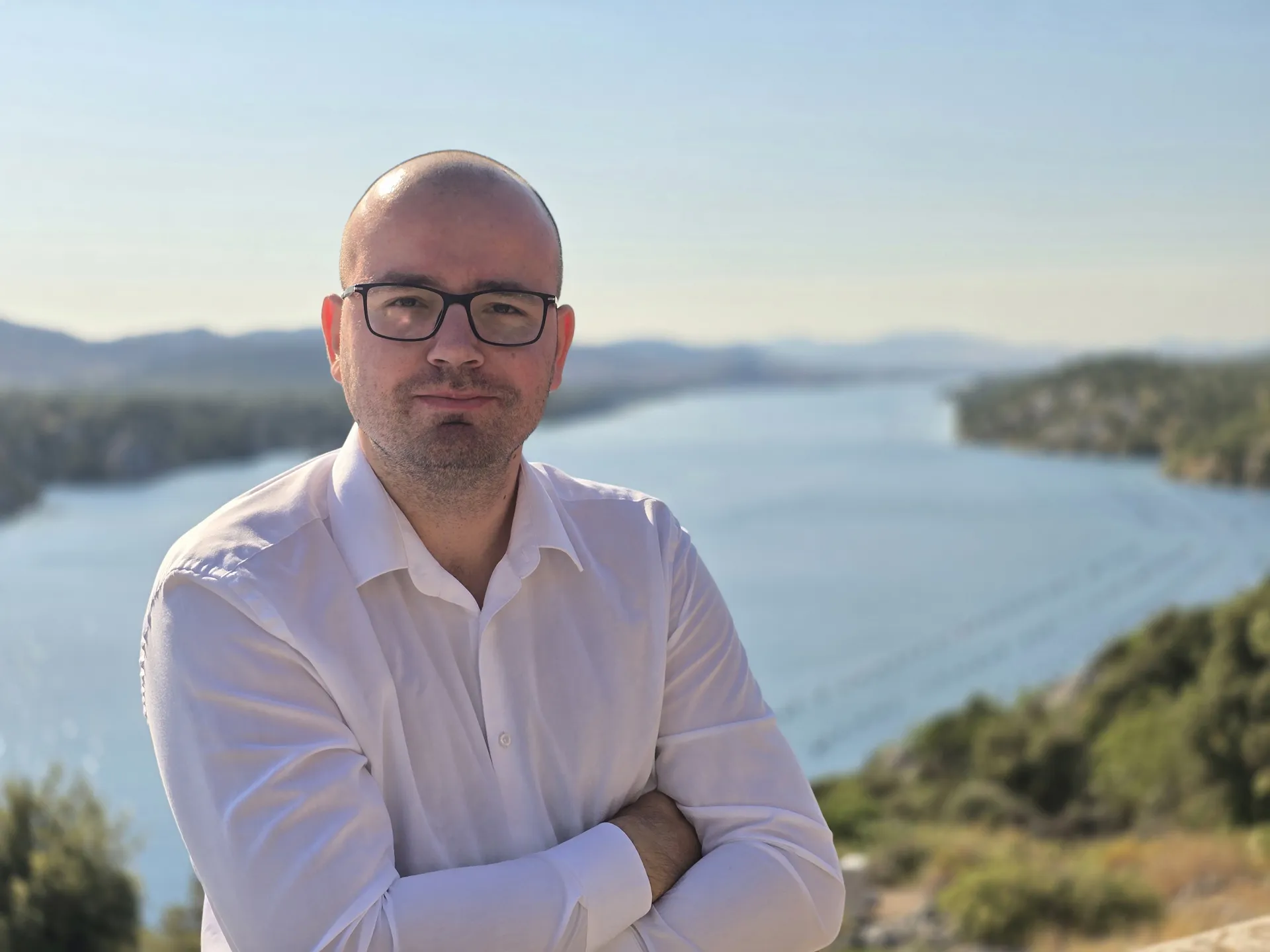 Antonio Šakić, your Taxi Šibenik driver, beside his car