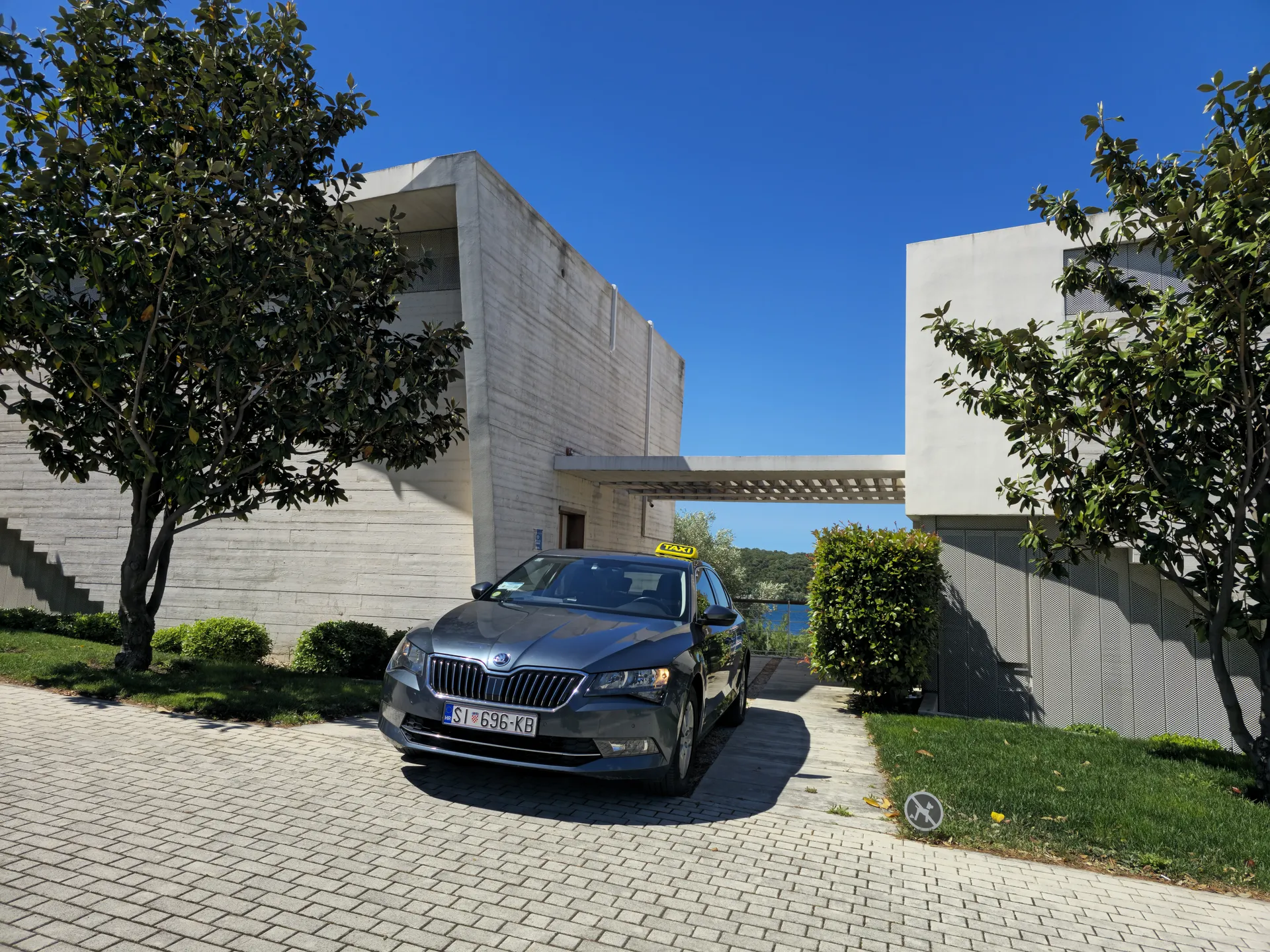 TAXI Antonio Škoda Superb at a D-Resort Šibenik villa on the Mandalina peninsula