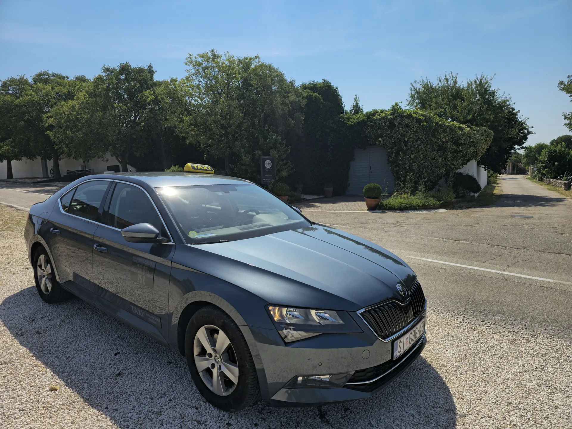TAXI Antonio's Škoda Superb in front of Bibich Winery in Plastovo